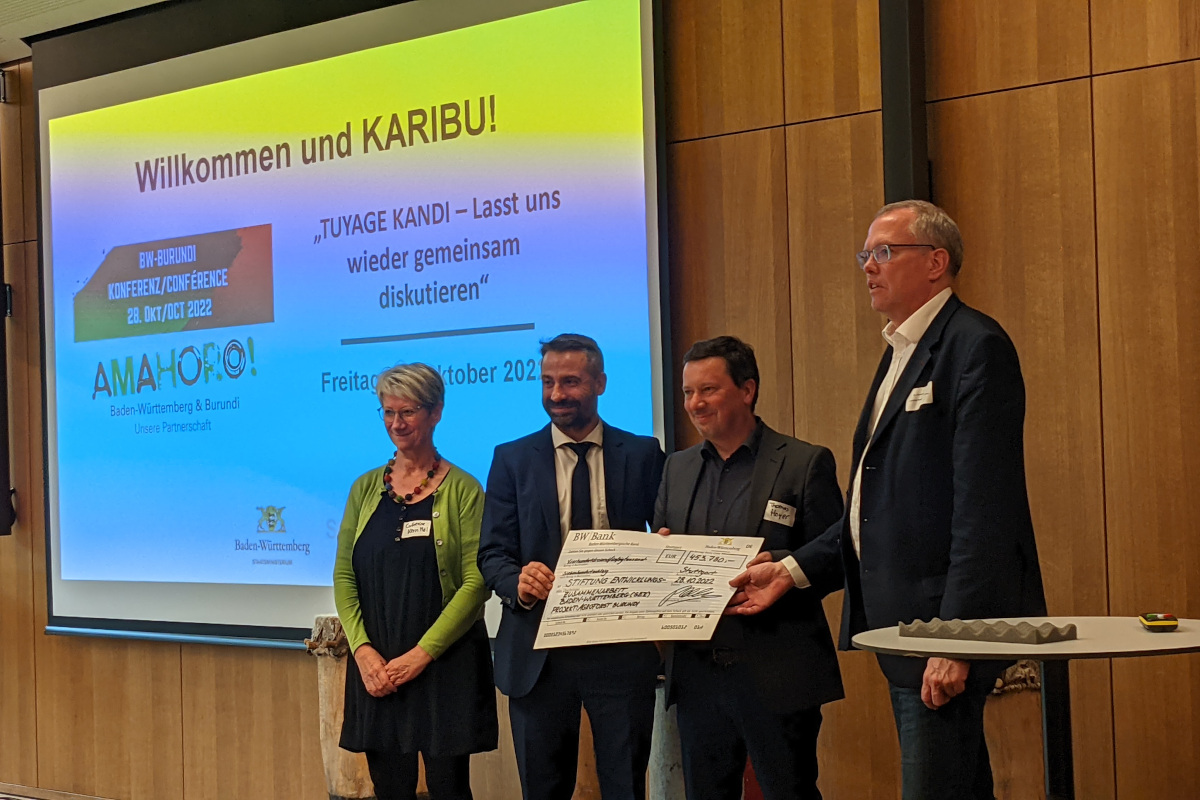 Scheckübergabe für das Agroforstprojekt der Landesregierung Baden-Württemberg