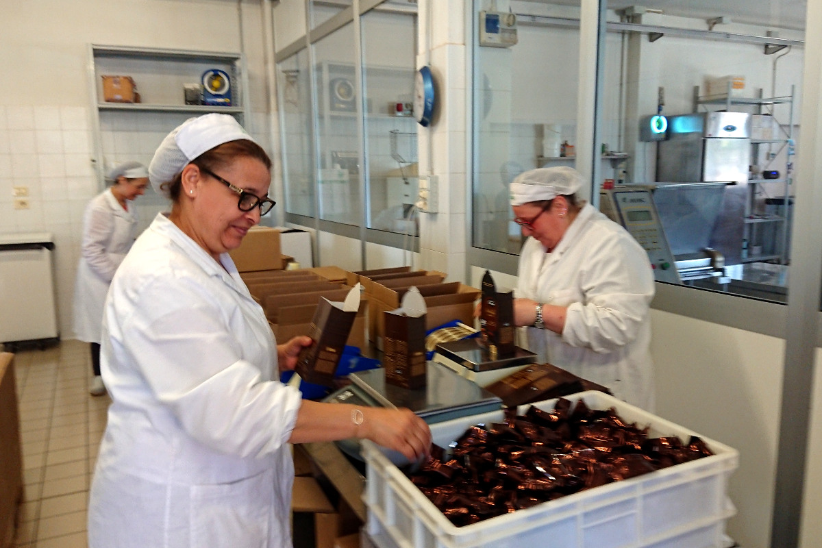 Zwei Mitarbeiterinnen von Libero Mondo beim Abwiegen einzelner ''Tartufi'' für die Verpackung in Schachteln
