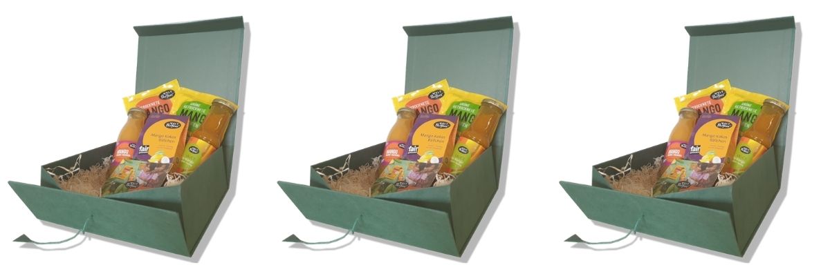 Sechs Flaschen Apfel-Mango-Saft der Fairhandelgenossenschaft WeltPartner