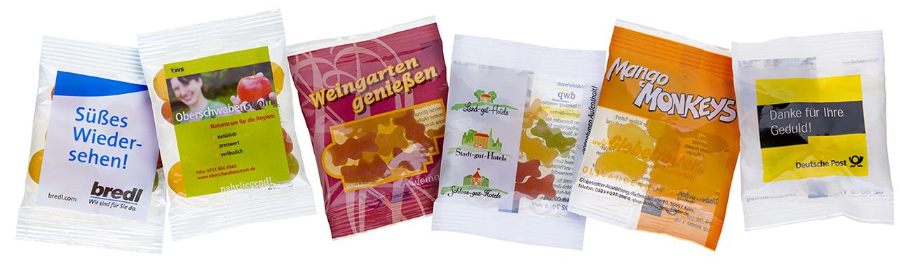 Verschiedene individuell gestaltete Giveaways mit Fruchtgummi der Fairhandelgenossenschaft WeltPartner